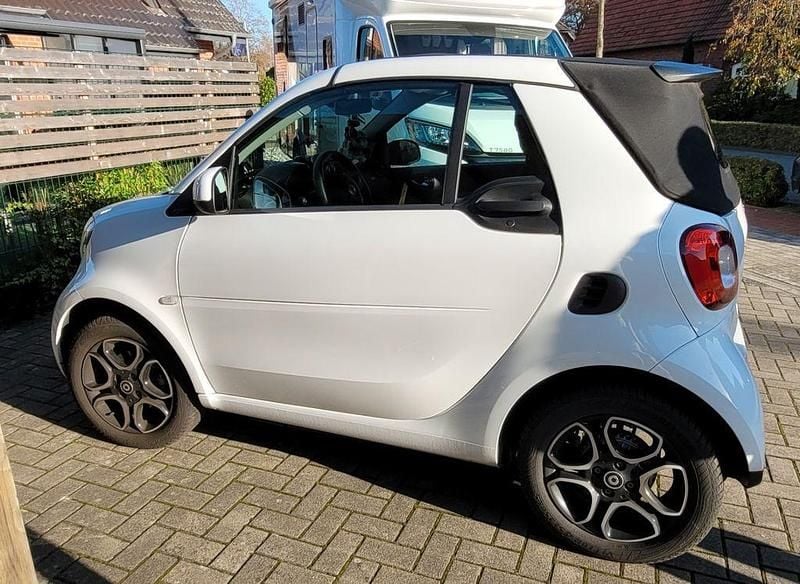 Weiß Gebraucht 2019 Smart ForTwo Cabrio Prime Cabrio | 16.750 € (Fairer Preis) - Bild 1/4