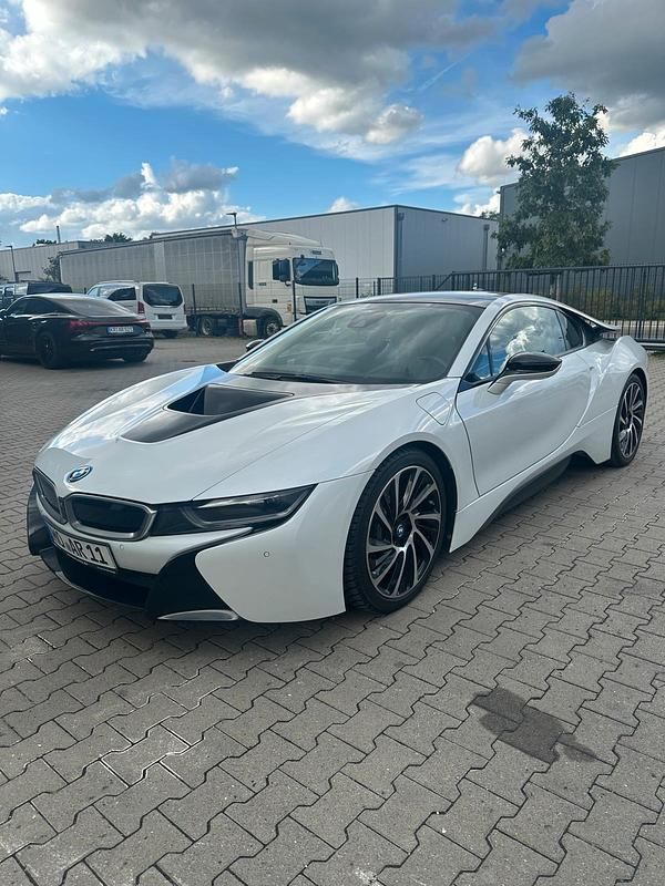 Weiß Gebraucht 2016 BMW i8 Coupé | 55.900 € (Fairer Preis) - Bild 1/4