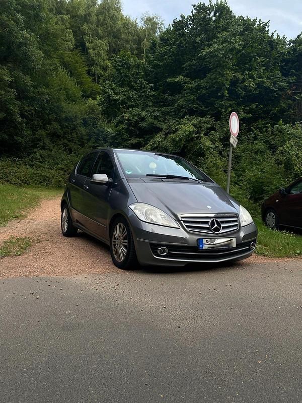 Grau Gebraucht 2009 Mercedes A180 Kleinwagen | 3.999 € (Fairer Preis) - Bild 1/4