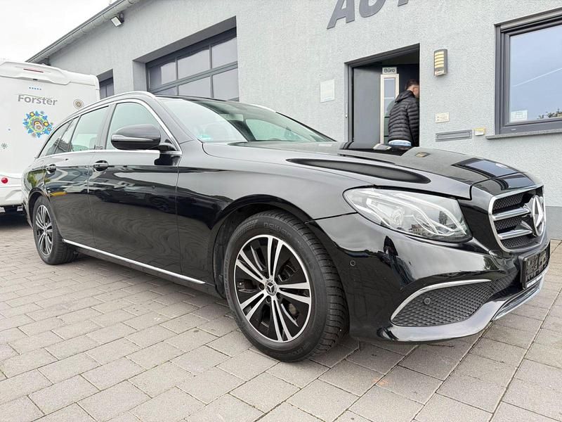 Schwarz Gebraucht 2019 Mercedes E200 Avantgarde Kombi | 17.950 € (Superpreis) - Bild 1/4