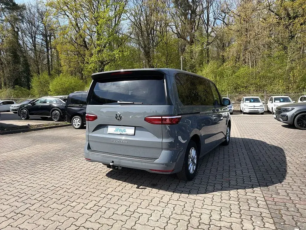 Gebraucht VW Multivan Life 150 PS (110 kW) 2025 Pure grey Van / Kleinbus