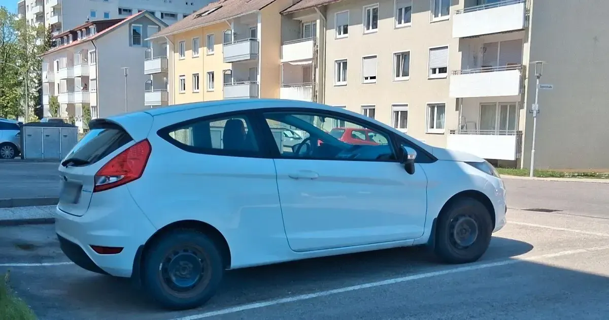 Gebraucht Ford Fiesta Ambiente 60 PS (44 kW) 2010 Weiß Kleinwagen
