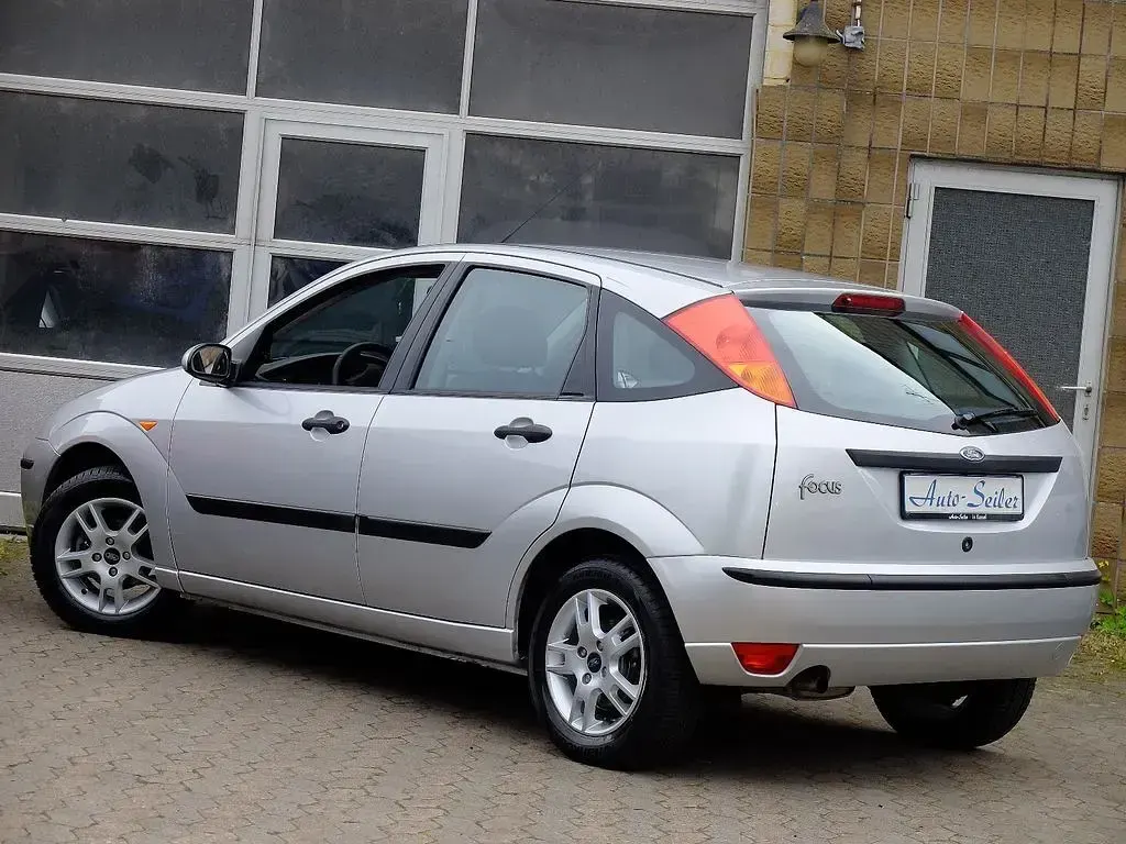 Używany Ford Focus Trend 101 KM (74 kW) 2004 Srebrny Sedan/Limuzyna