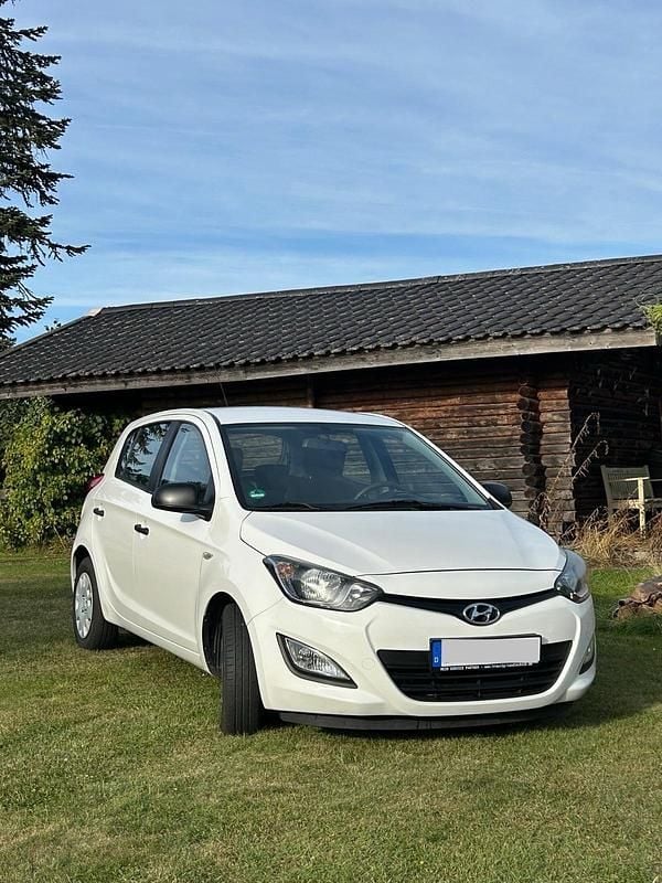 Weiß Gebraucht 2013 Hyundai i20 Classic Kleinwagen | 3.600 € (Fairer Preis) - Bild 1/4