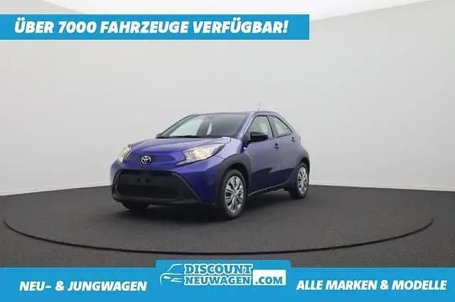 Juniper blue metallic Neu 2025 Toyota Aygo Business Edition Kleinwagen | 17.990 € - Bild 1/4