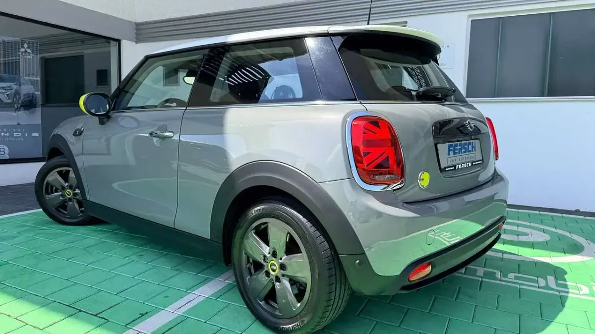 Gebraucht Mini Cooper SE Essential 135 kW (184 PS) 2022 Moonwalk grey Kleinwagen