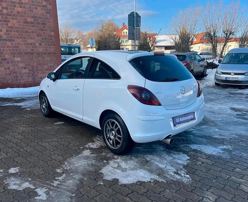 Gebraucht Opel Corsa Color Edition 101 PS (74 kW) 2012 Weiß Kleinwagen
