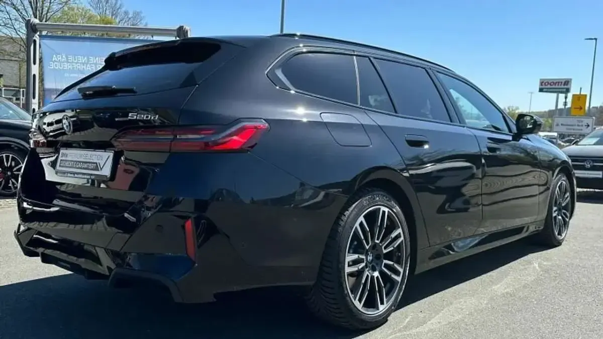 Gebraucht BMW 520 M Sport 197 PS (144 kW) 2025 Schwarz Kombi
