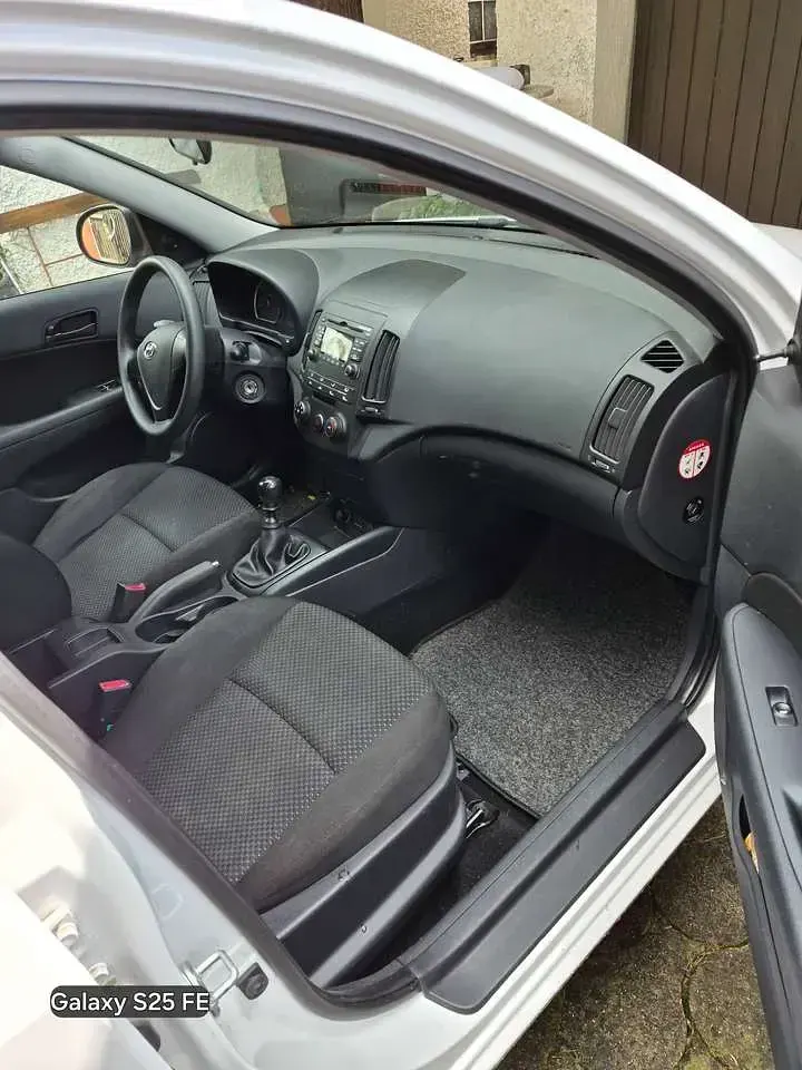 Gebraucht Hyundai i30 Edition 109 PS (80 kW) 2009 Weiß Limousine