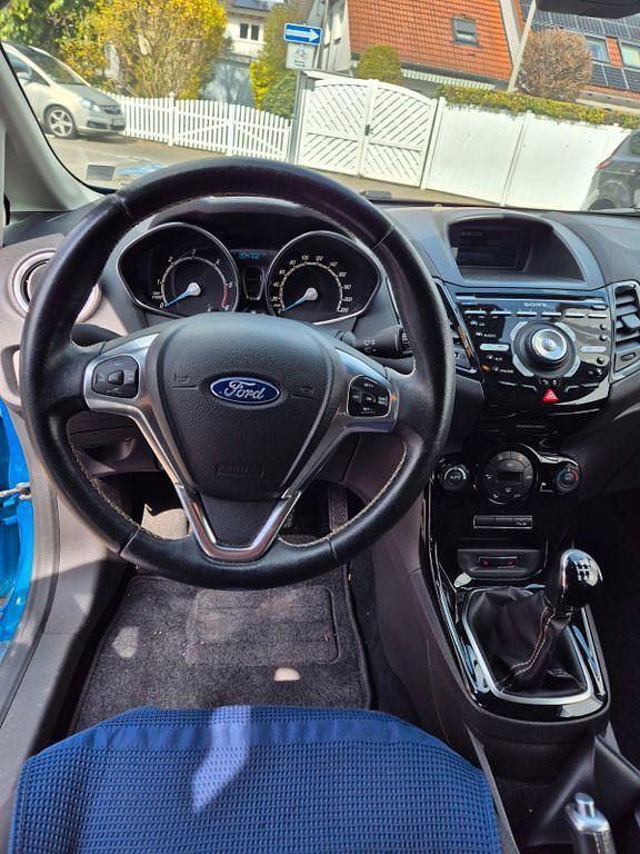 Gebraucht Ford Fiesta Titanium 95 PS (69 kW) 2016 Blau Kleinwagen