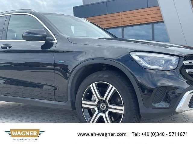 Schwarz Gebraucht 2021 Mercedes GLC300e SUV | 28.599 € (Guter Preis) - Bild 1/4