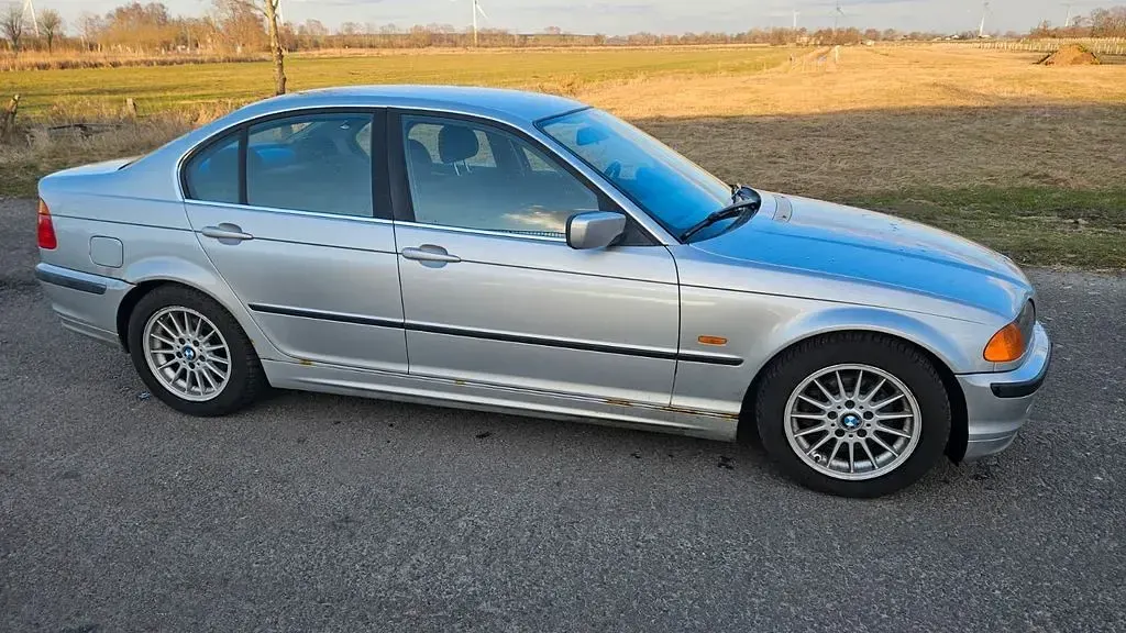 Gebraucht BMW 320 150 PS (110 kW) 1999 Silber Limousine
