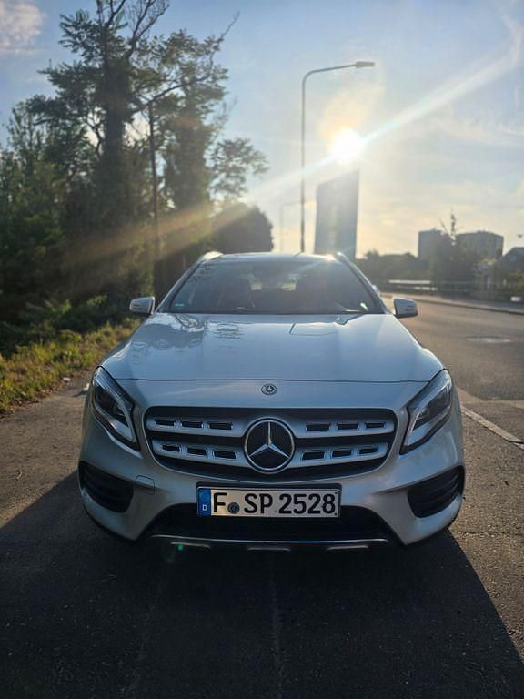 Grau Gebraucht 2019 Mercedes GLA200 AMG SUV | 22.200 € (Fairer Preis) - Bild 1/4