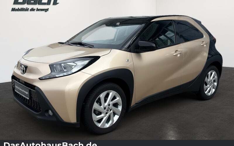 Beige Gebraucht 2022 Toyota Aygo Pulse Kleinwagen | 16.440 € (Fairer Preis) - Bild 1/4