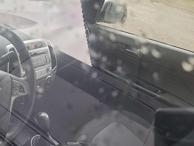 Gebraucht Hyundai i20 75 PS (55 kW) 2014 Silber Limousine