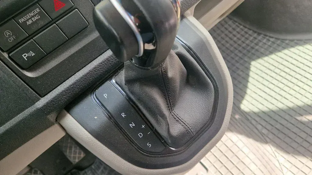 Gebraucht VW Caravelle 199 PS (146 kW) 2019 Candyweiß/kirschrot Van