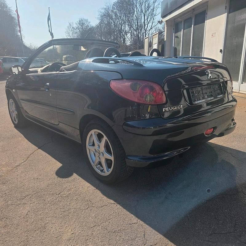 Gebraucht Peugeot 206 CC 101 PS (74 kW) 2004 Schwarz Cabrio