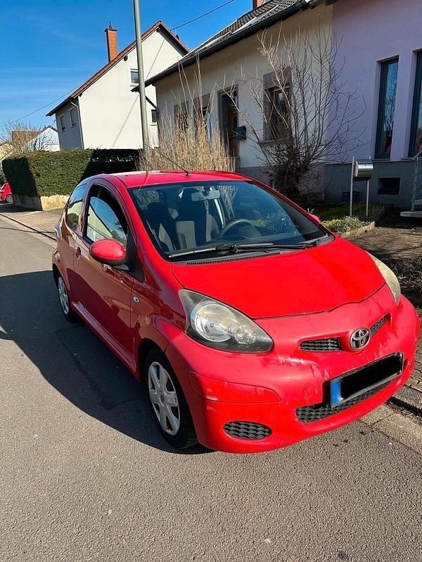 Gebraucht Toyota Aygo 68 PS (50 kW) 2010 Rot Kleinwagen