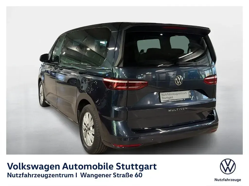 Gebraucht VW Multivan Life 150 PS (110 kW) 2023 Starlight blue metallic Van / Kleinbus