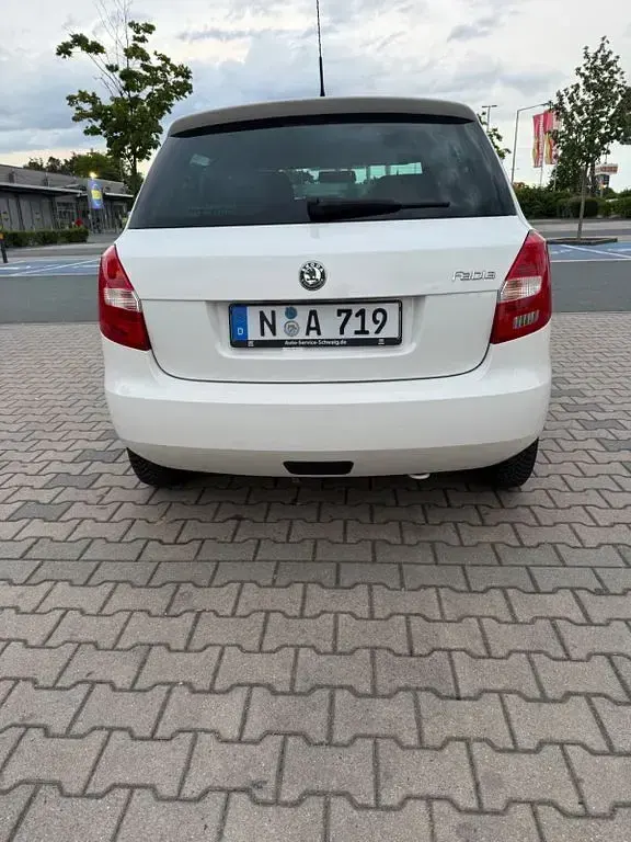 Gebraucht Skoda Fabia 60 PS (44 kW) 2009 Weiß Limousine