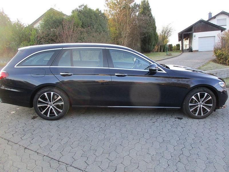 Gebraucht Mercedes E300 194 PS (142 kW) 2022 Blau Limousine