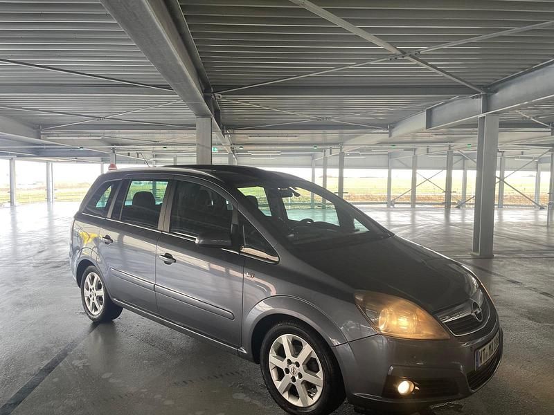 Grau Gebraucht 2008 Opel Zafira Family Van / Kleinbus | 3.100 € (Fairer Preis) - Bild 1/4