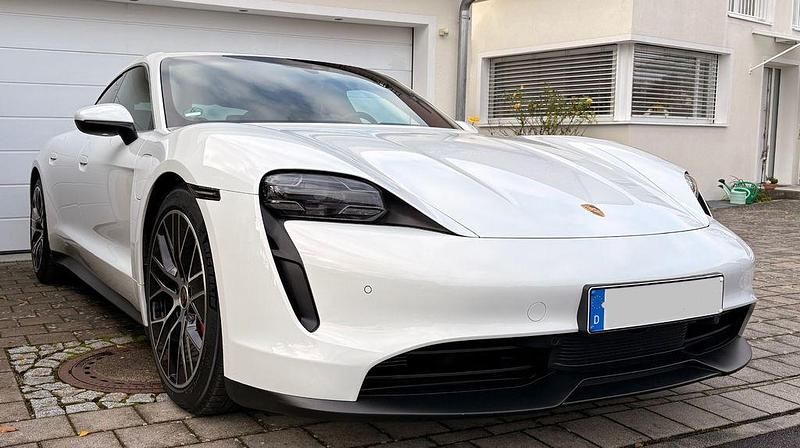 Weiß Gebraucht 2021 Porsche Taycan 4S Limousine | 67.380 € (Guter Preis) - Bild 1/4