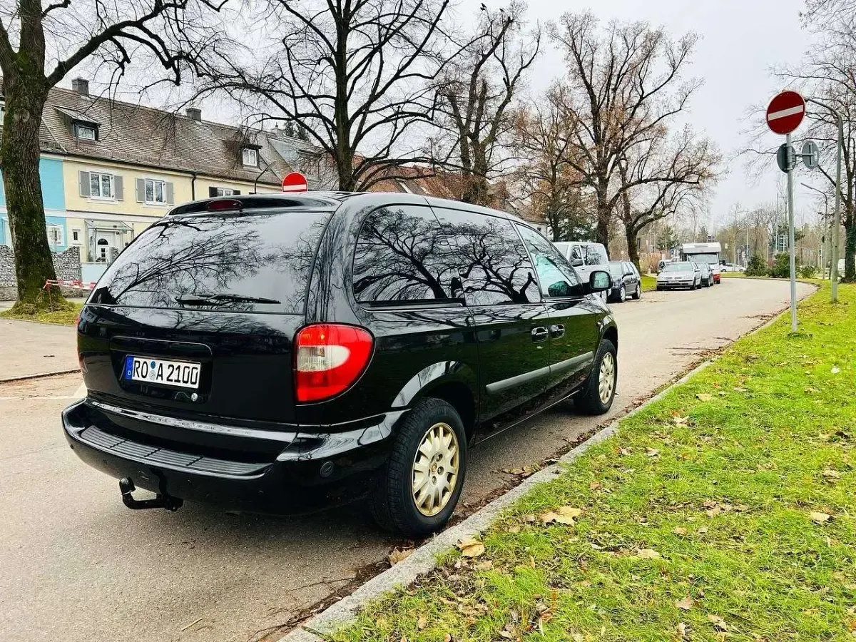 Gebraucht Chrysler Voyager 148 PS (108 kW) 2005 Schwarz Van / Kleinbus