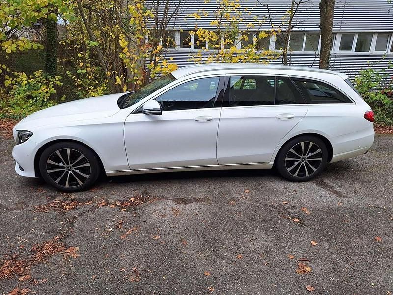 Weiß Gebraucht 2018 Mercedes E200 Kombi | 24.000 € (Fairer Preis) - Bild 1/4