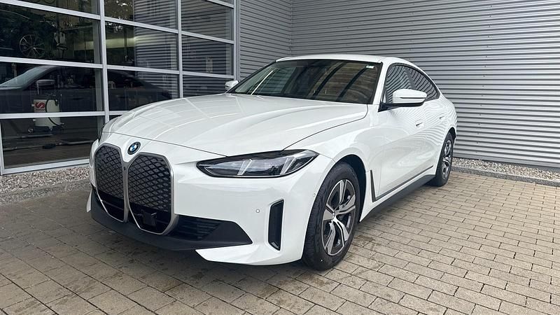 Alpinweiß uni Neu 2025 BMW i4 Comfort Edition Limousine | 51.900 € - Bild 1/4