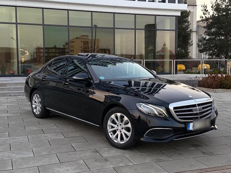 Schwarz Gebraucht 2016 Mercedes E220 Avantgarde Limousine | 15.500 € (Teuer) - Bild 1/4