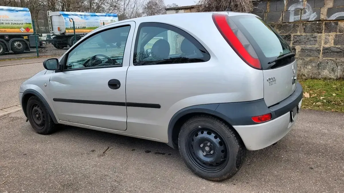 Używany Opel Corsa 58 KM (42 kW) 2002 Srebrny Hatchback