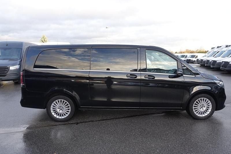 Gebraucht Mercedes V300 Avantgarde 237 PS (174 kW) 2024 Obsidianschwarz metallic Van / Kleinbus