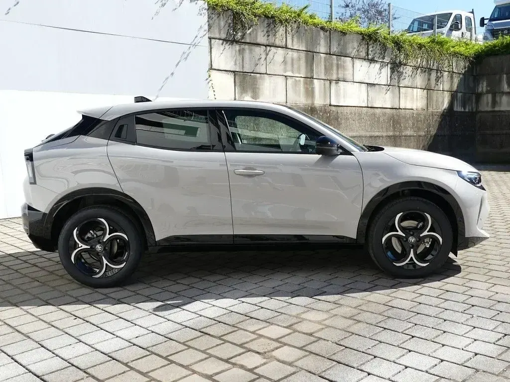 Neu Alfa Romeo Junior Ti 145 PS (106 kW) 2026 Beige SUV