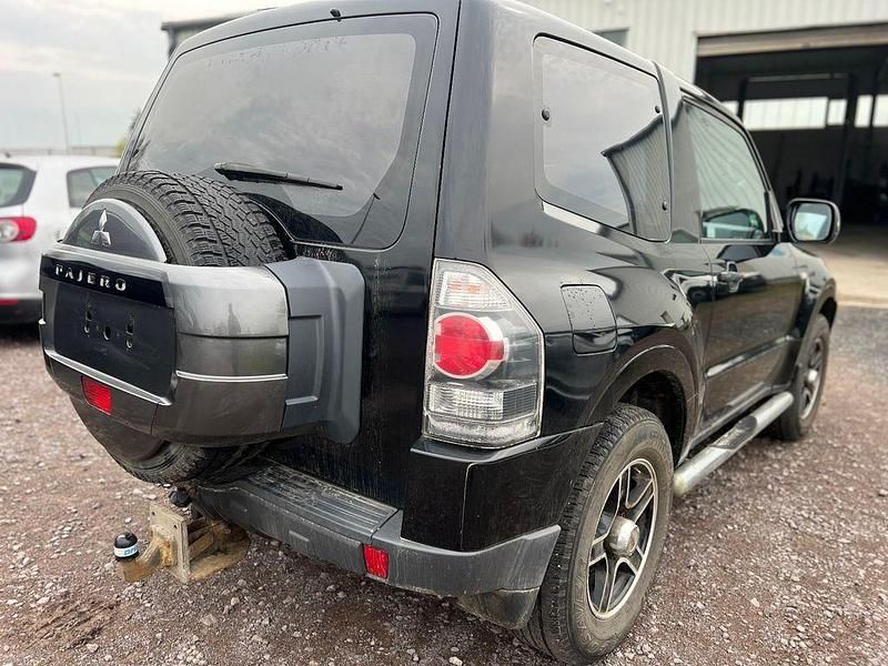 Gebraucht Mitsubishi Pajero Inform 200 PS (147 kW) 2012 Schwarz SUV