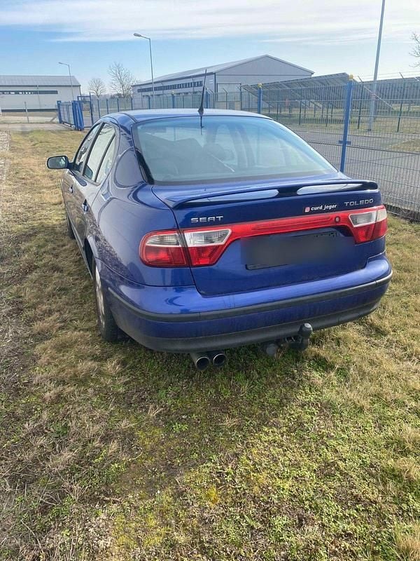 Blau Gebraucht 1999 Seat Toledo Limousine | 950 € (Guter Preis) - Bild 1/4