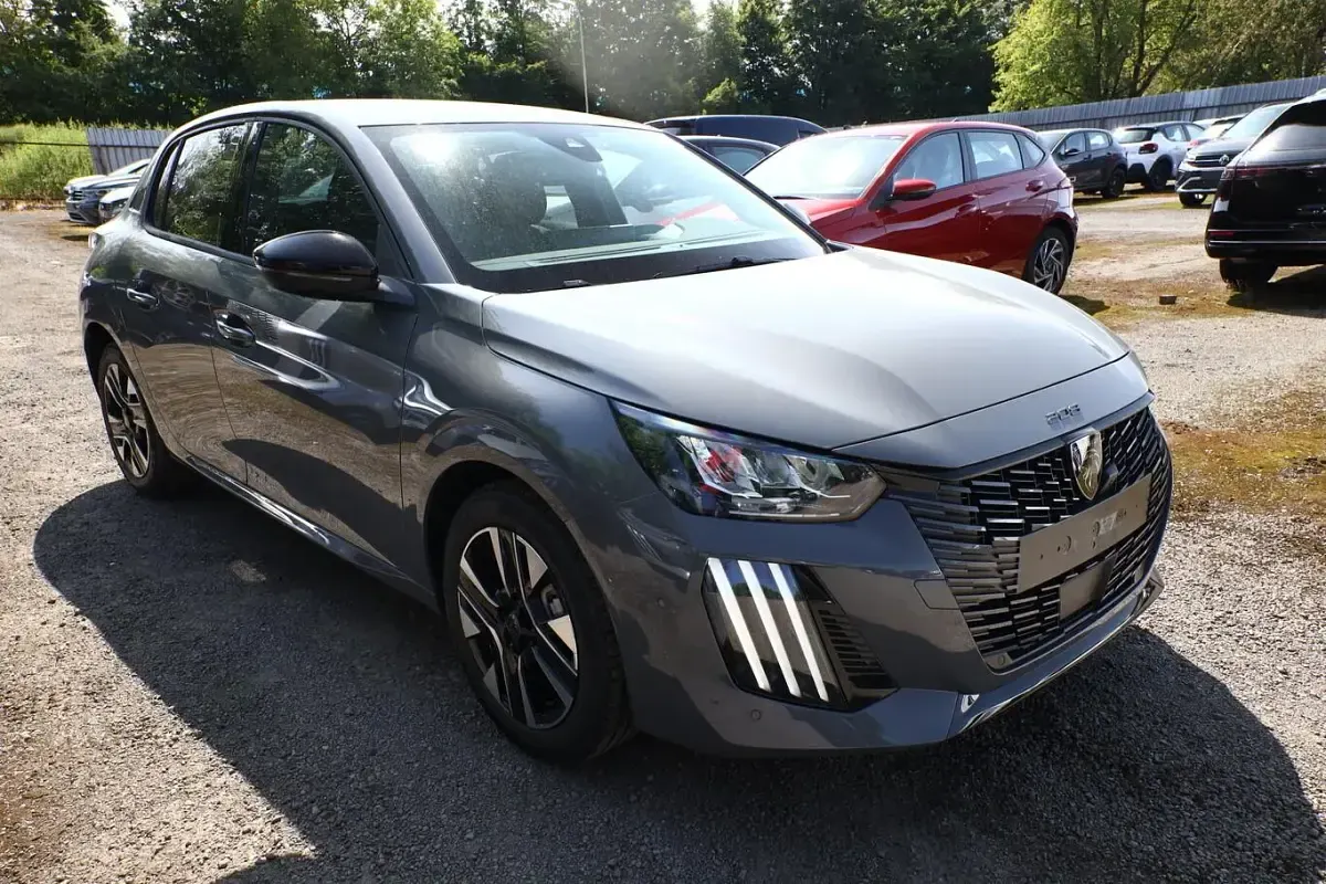 Neu Peugeot 208 Allure 101 PS (74 kW) 2025 Selenium grau metallic Kleinwagen