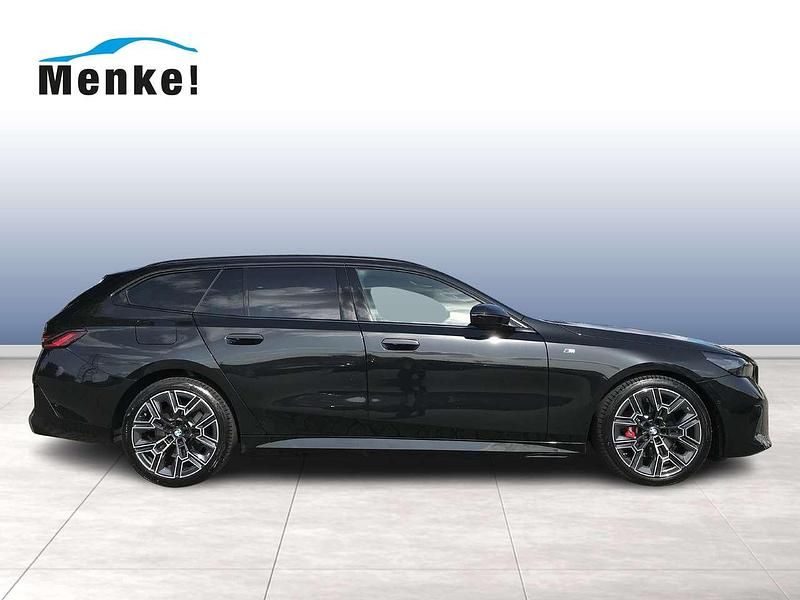 Gebraucht BMW 520 M Sport 197 PS (144 kW) 2025 Saphirschwarz Kombi
