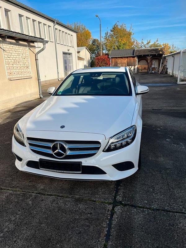 Weiß Gebraucht 2020 Mercedes C200 Limousine | 25.990 € (Superpreis) - Bild 1/4