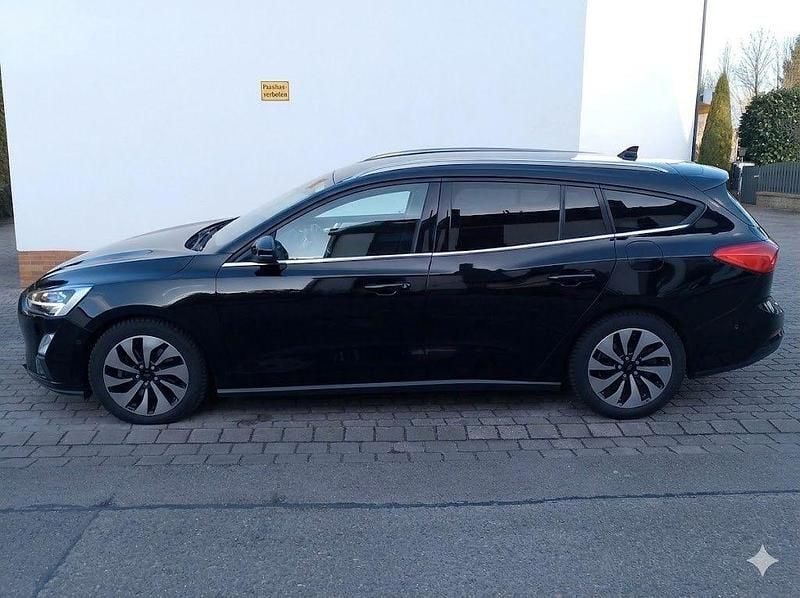 Gebraucht Ford Focus Cool & Connect 125 PS (91 kW) 2019 Schwarz Kombi
