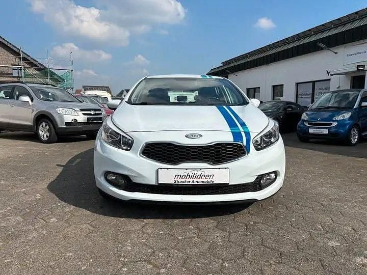 Używany Kia Ceed Vision 90 KM (66 kW) 2013 Biały Hatchback