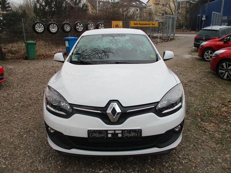 Gebraucht Renault Mégane III Authentique 116 PS (85 kW) 2016 Weiß Limousine