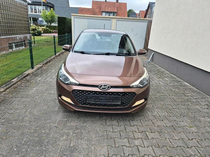 Braun Gebraucht 2016 Hyundai i20 Kleinwagen | 5.800 € (Fairer Preis) - Bild 1/4