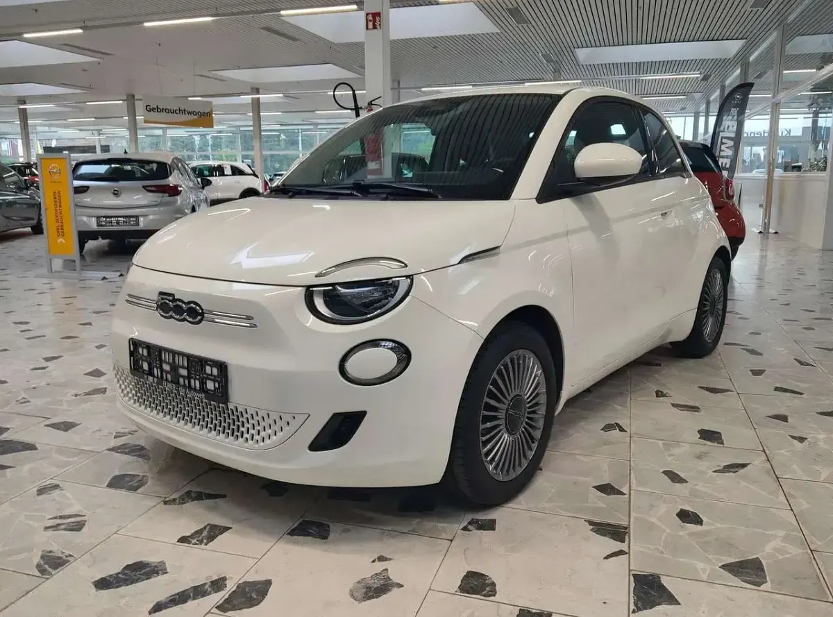 Gebraucht Fiat 500e 86 kW (118 PS) 2023 Colore esterno (arktis weiß) Kleinwagen