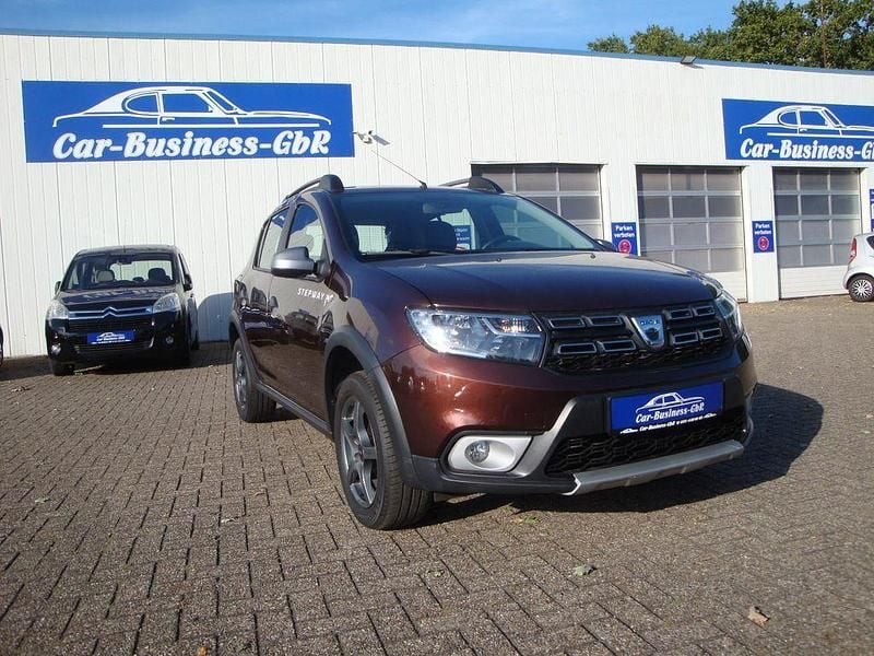 Braun Gebraucht 2017 Dacia Sandero Celebration Kleinwagen | 9.990 € (Etwas zu teuer) - Bild 1/4