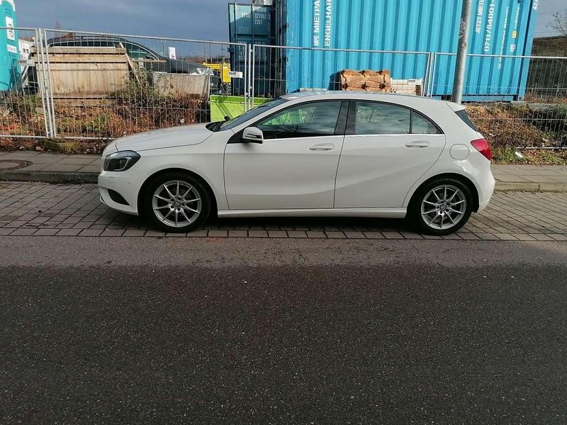 Gebraucht Mercedes A180 122 PS (89 kW) 2015 Weiß Kleinwagen