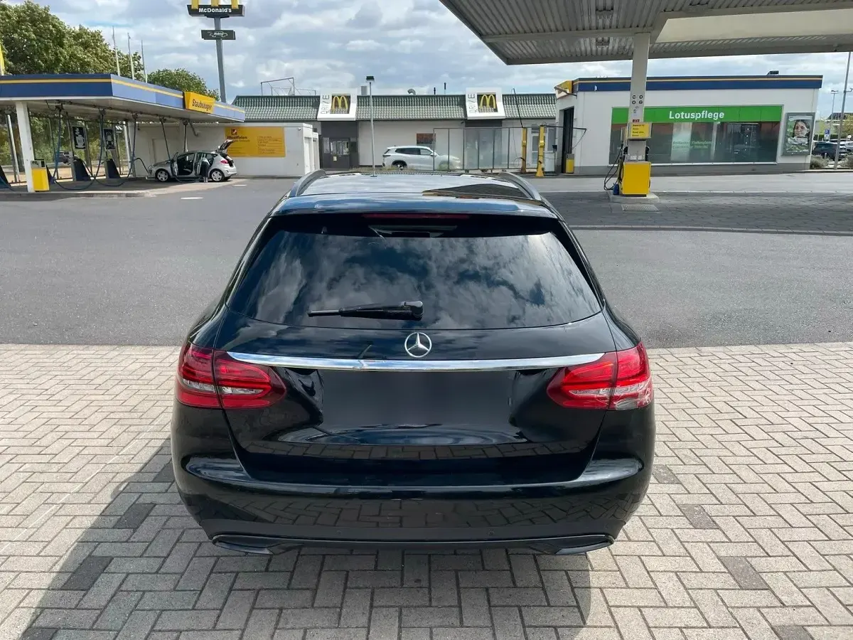 Gebraucht Mercedes C220 194 PS (142 kW) 2018 Schwarz Kombi