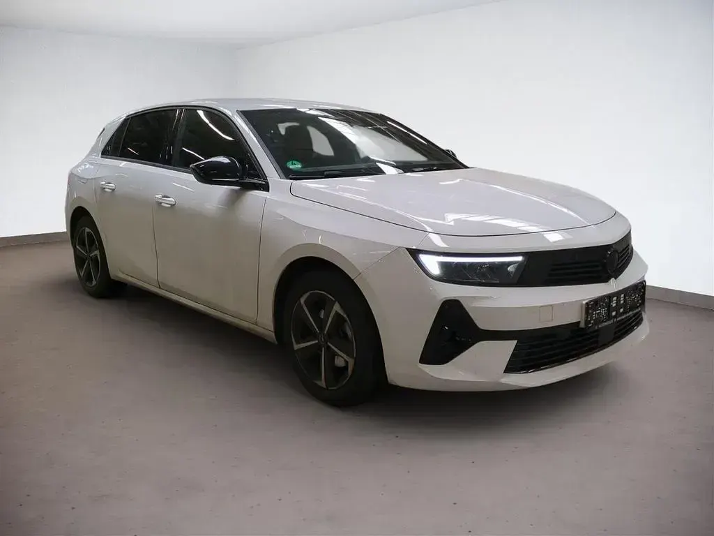 Używany Opel Astra S 131 KM (96 kW) 2024 Biały Hatchback