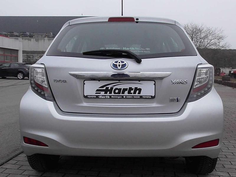 Gebraucht Toyota Yaris Hybrid 75 PS (55 kW) 2013 Silver metallic Kleinwagen