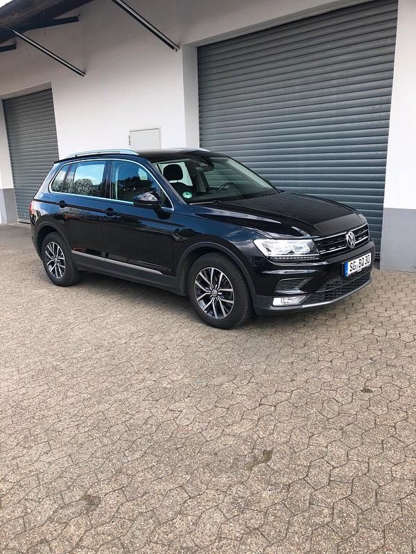 Schwarz Gebraucht 2017 VW Tiguan Comfortline SUV | 19.900 € (Guter Preis) - Bild 1/4